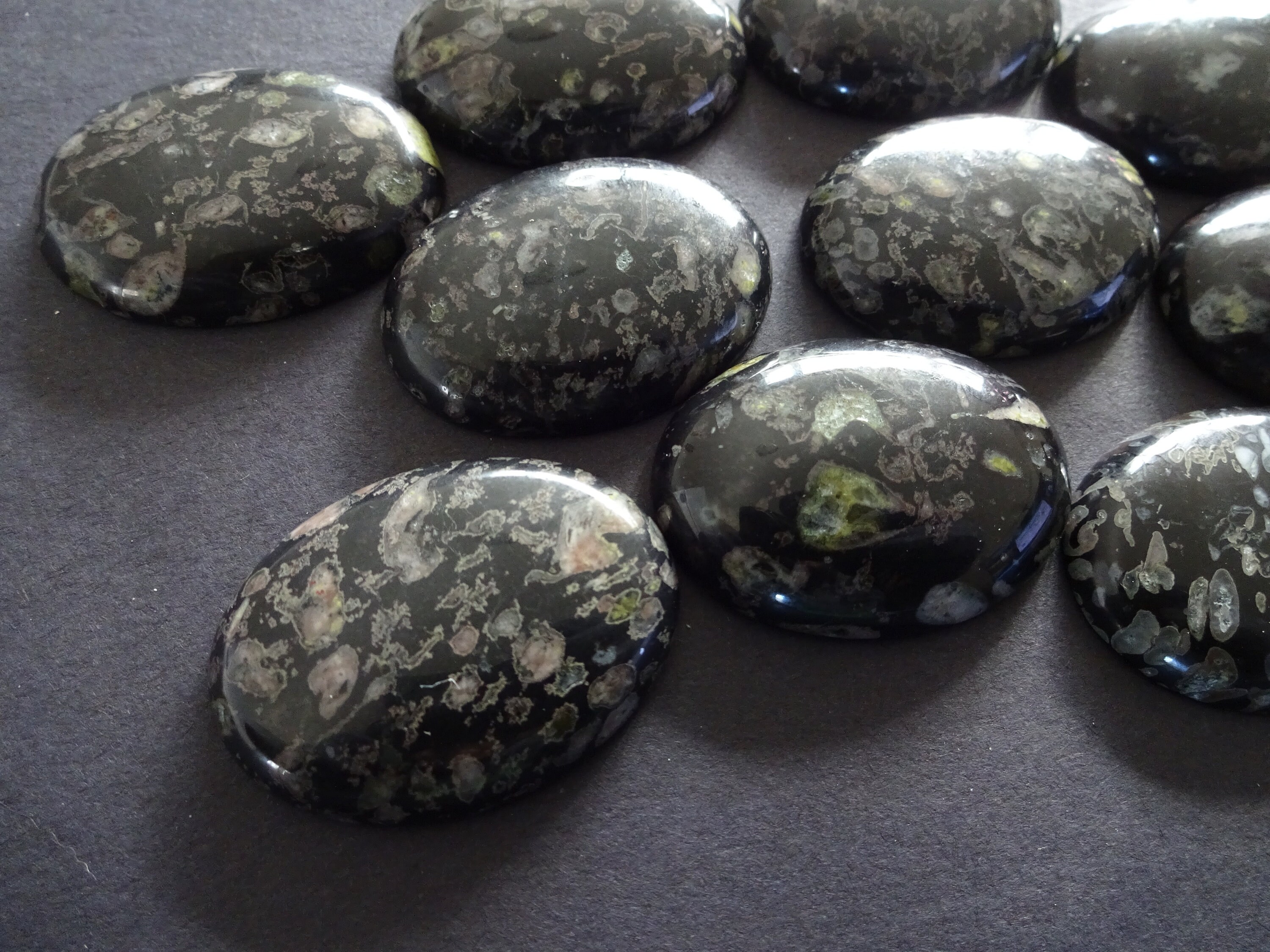 40x30x8mm Natural Plum Blossom Jade Cabochon, Oval Cabochon, Polished
