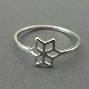 Stainless Steel Snowflake Ring, Silver Color, Sizes 7-10, Simple Flower Ring, Geometric Modern Minimalist Ring, 6 Pointed Snowflake Pattern