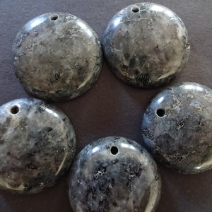 30mm Natural Labradorite Pendant, Round Pendant, Gray and Black, Polished Gem, Natural Gemstone Component, Wire Wrapping Stone, 2.5mm Hole