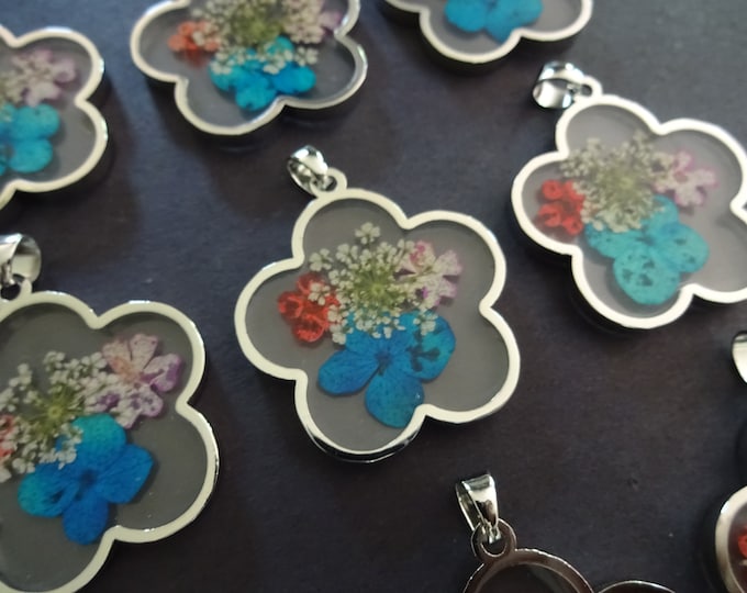 37mm Resin With Dried Flower Pendant, With Alloy Metal Loop, Flower Shape, Mixed Color, Lightweight Charm, Floral Charm, Real Dried Flowers