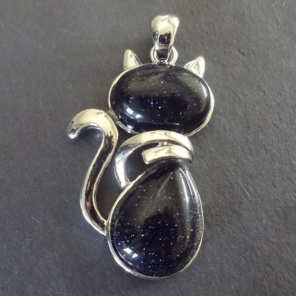 Colgante de gato de piedra de oro azul de vidrio de 42x27 mm con lazo de latón, encanto de mascota, colgante de cristal, colgante de metal azul y plata, gato de encanto de piedra de oro azul