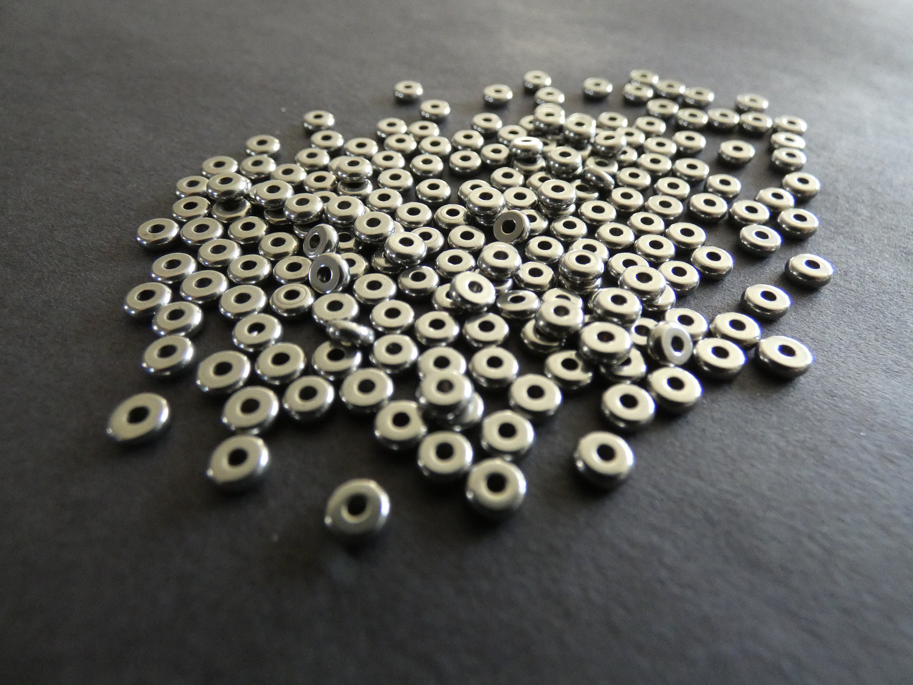 200 PACK 4mm 304 Stainless Steel Disc Beads, Flat Round Spacers, Classic Metal Spacers, Shiny