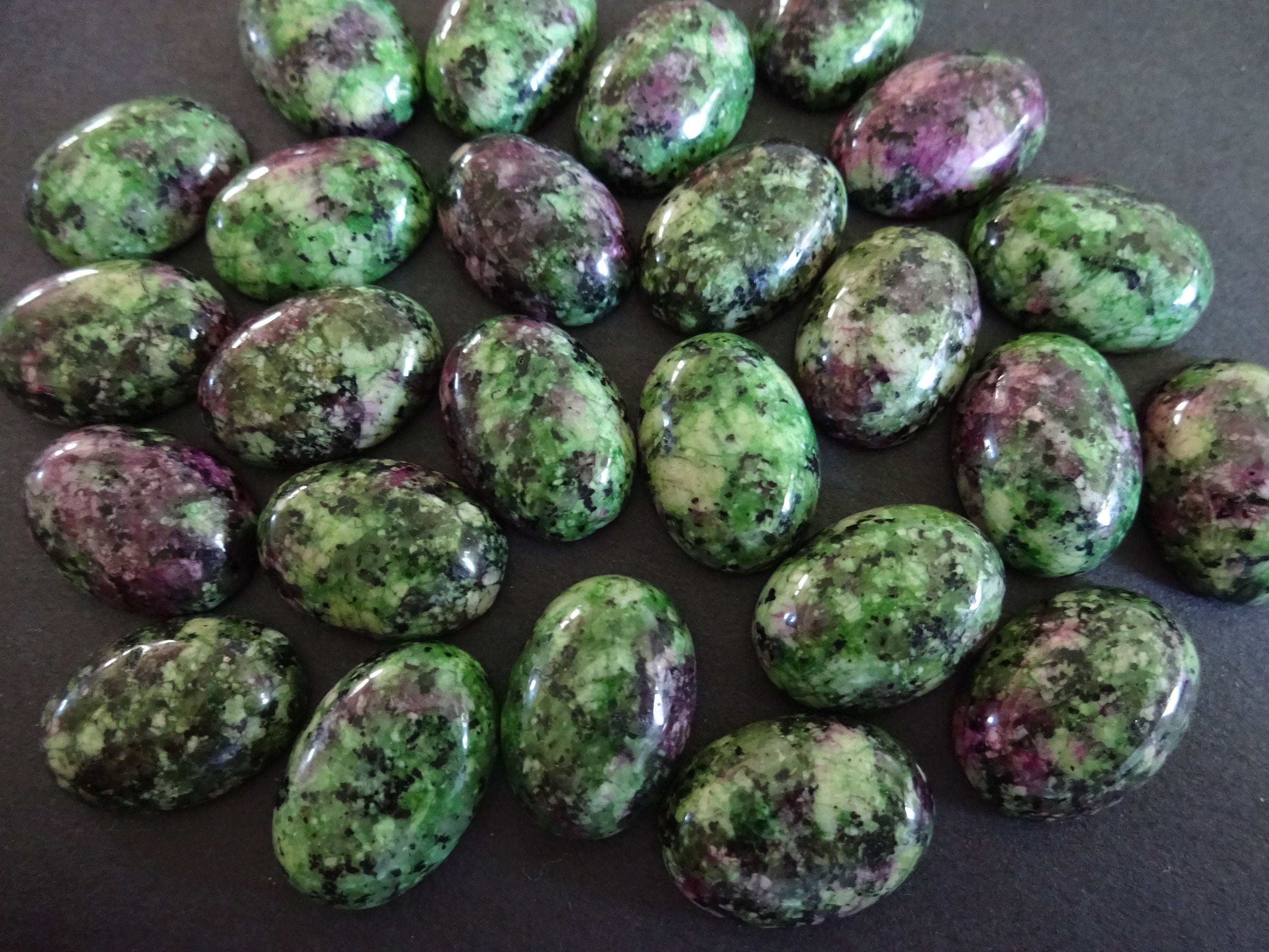 Y07410 3 x Green//Black Ruby In Zoisite 13x18mm Oval-Shaped Flat-Backed Cabochon Charming Beads