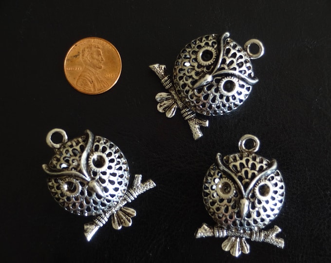 39.5mm Hollow Metal Owl Pendants, Antiqued Silver Color, Owl Charms, Metal Animal Charm, Silver Bird Pendant, Halloween Jewelry Making