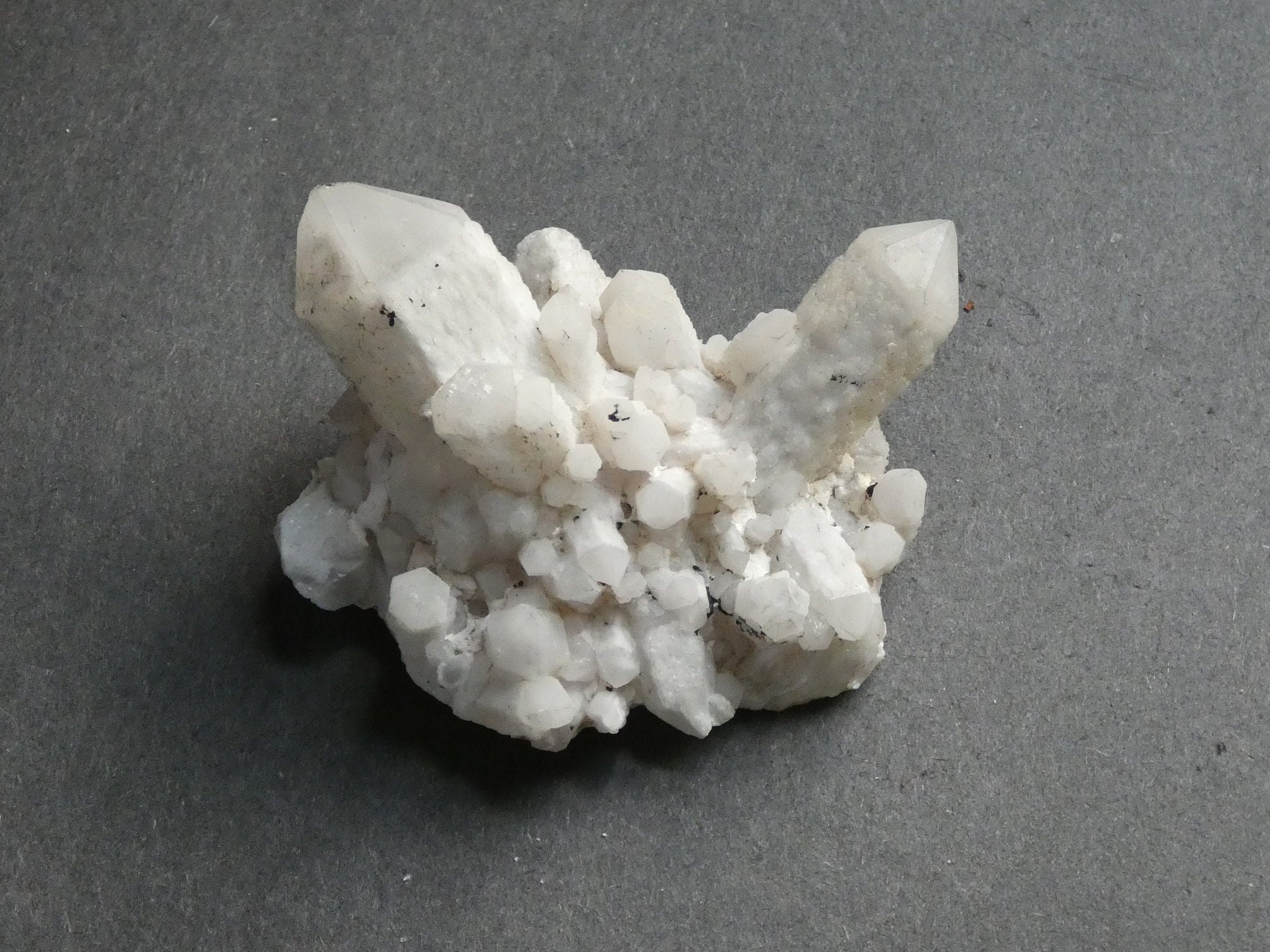 Amas de cristaux de quartz naturel de 75x65 mm, grand cristal