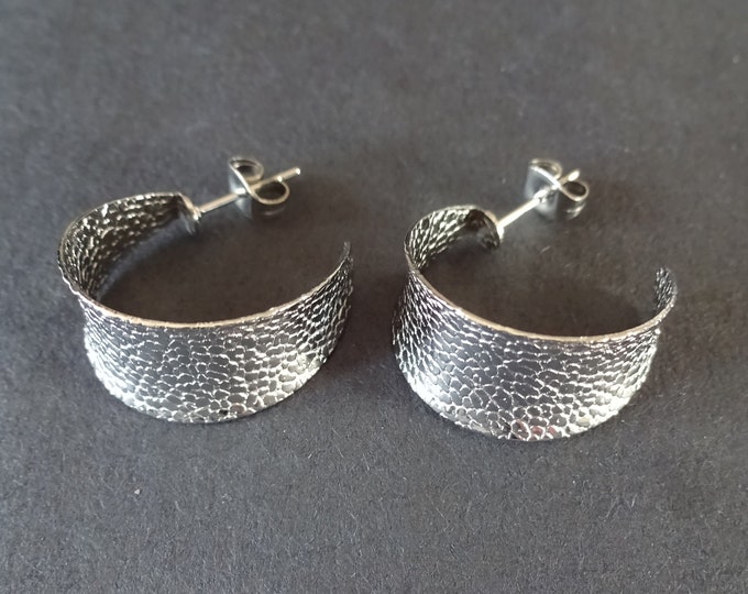 Stainless Steel Silver Textured Half Hoop Earrings, Hypoallergenic, Detailed Round Hoops, Set Of Silver Earrings, 21x12mm, C Shape Hoop