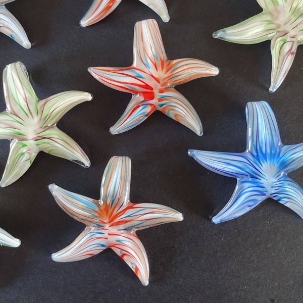 PACK 2 pendentifs étoiles de mer en verre, 57 x 55 mm chacun, pendentifs dichroïques, breloques en verre de couleurs variées, pendentifs en verre fabriqués à la main, pendentif étoile