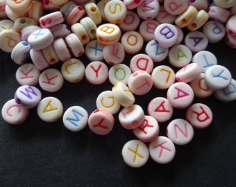 7x4mm Acryl-Alphabet-Perlen, flache runde Buchstaben-Perle, Freundschafts-Armband-Perlen, Monogramm-Schmuck, Regenbogen gemischte Farbe, perfekt für Handwerk
