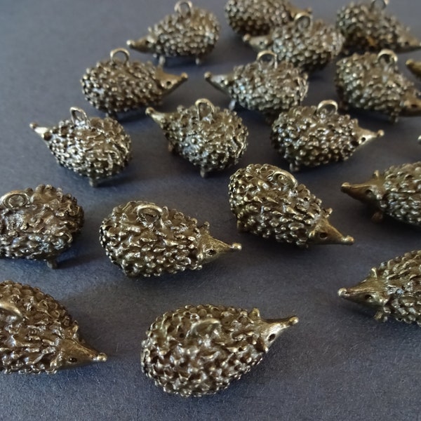 10 PACK of 25mm Hedgehog Pendants, Tibetan Style Metal Pendant, Metal Pendant, Bronze Hedgehog Pendant, Bronze Animal Pendant