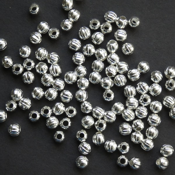 Lot de 100 billes de fer de 5 mm, perles en métal argenté vives, grand trou en métal, billes d'argent, perles en métal argenté, entretoise de boule