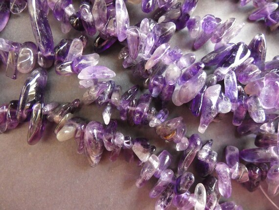 Bead, amethyst (natural), small chip, Mohs hardness 7. Sold per 18