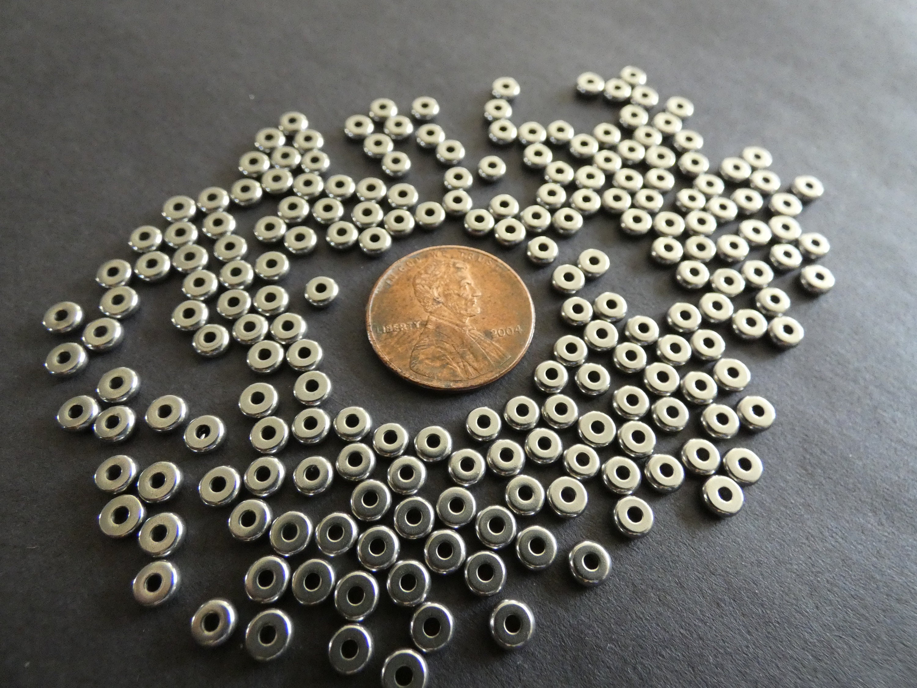 200 PACK 4mm 304 Stainless Steel Disc Beads, Flat Round Spacers, Classic Metal Spacers, Shiny
