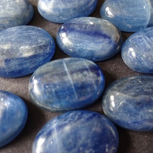 18x13mm Natural Kyanite Cabochon, Oval Cabochon, Polished Stone, Blue Kyanite Crystal, Natural Stone, Silvery Effect, Gemstone Jewelry