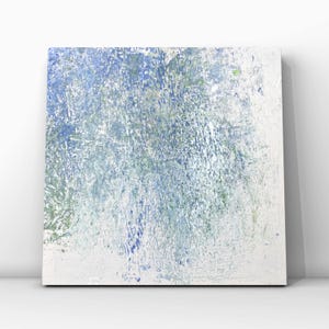 Pode incluir: Pintura abstrata sobre tela branca. A obra apresenta uma superf&iacute;cie texturizada com tons de azul, verde e branco. As pinceladas criam uma sensa&ccedil;&atilde;o de profundidade e movimento, com as cores se misturando para formar uma composi&ccedil;&atilde;o coesa.