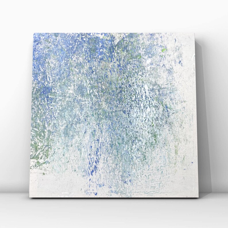 Pode incluir: Pintura abstrata sobre tela branca. A obra apresenta uma superf&iacute;cie texturizada com tons de azul, verde e branco. As pinceladas criam uma sensa&ccedil;&atilde;o de profundidade e movimento, com as cores se misturando para formar uma composi&ccedil;&atilde;o coesa.