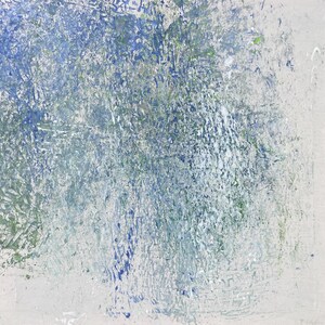 Pode incluir: Pintura abstrata com superf&iacute;cie texturizada. A obra apresenta uma mistura de tons azuis, verdes e brancos, criando um efeito em camadas. As pinceladas s&atilde;o vis&iacute;veis, adicionando profundidade e interesse visual &agrave; pe&ccedil;a. A composi&ccedil;&atilde;o &eacute; uma mistura de formas org&acirc;nicas e geom&eacute;tricas.