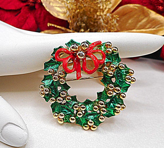 Christmas Holly Berry Wreath Brooch Pin - Enamel - Chunky Style with Bow Motif