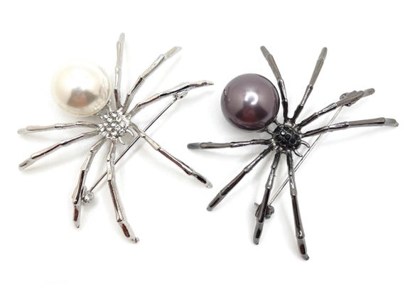 Elegant Spider Brooch – Faux Pearl & Rhinestone Gothic Jewelry