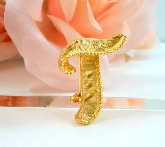 Vintage Brushed Gold Tone Initial Signet Pin – 1960s Script 'T' Brooch