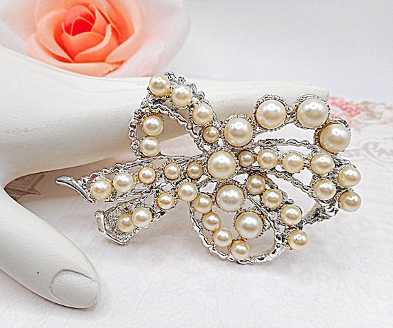Vintage 1950s Coro Bow Brooch with Large Faux Pearls – Silver Tone Textured Finish