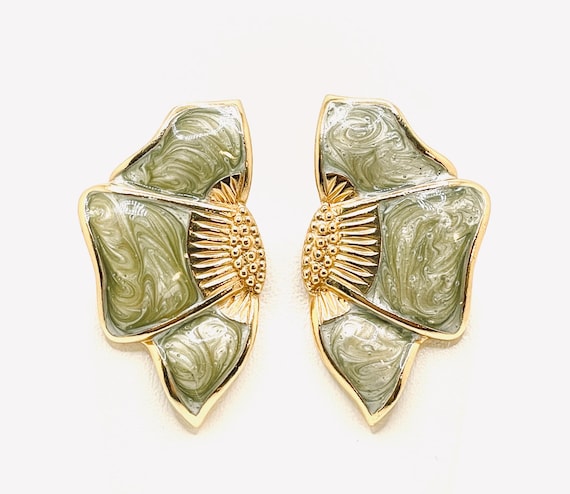Vintage 1980s MONET "Garland" Clip Earrings – Green & White Marbled Enamel, Gold-Plated Floral Design