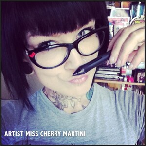 Pode incluir: Um close-up de uma pessoa usando &oacute;culos de arma&ccedil;&atilde;o preta com um detalhe de cora&ccedil;&atilde;o vermelho na arma&ccedil;&atilde;o. A pessoa est&aacute; segurando uma caneta stylus preta. O texto "ARTIST MISS CHERRY MARTINI" est&aacute; na parte inferior da imagem.