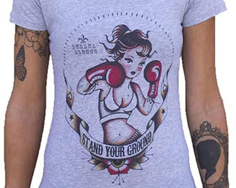 Camiseta feminina de gola solta STAND YOUR GROUND | Camiseta Girl Power | Camiseta feminina estampada | Camiseta de treino para meninas | Camisetas com arte de tatuagem | Camiseta motivacional