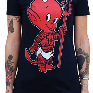 LITTLE DEVIL Dziewczęca luźna grafika na szyję | Koszulka z kreskówkową dziewczynką diabłem | Koszulka z dziewczynką diabłem | Dziewczęce koszulki graficzne | Świetne koszulki na prezent | Urocze koszulki dla dziewczynek