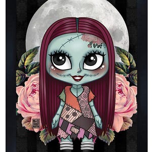 Pode incluir: Impress&atilde;o art&iacute;stica emoldurada com uma ilustra&ccedil;&atilde;o estilizada de um personagem semelhante a uma boneca com pele verde-azulado, tra&ccedil;os costurados e cabelo borgonha longo. O personagem usa um vestido de retalhos.