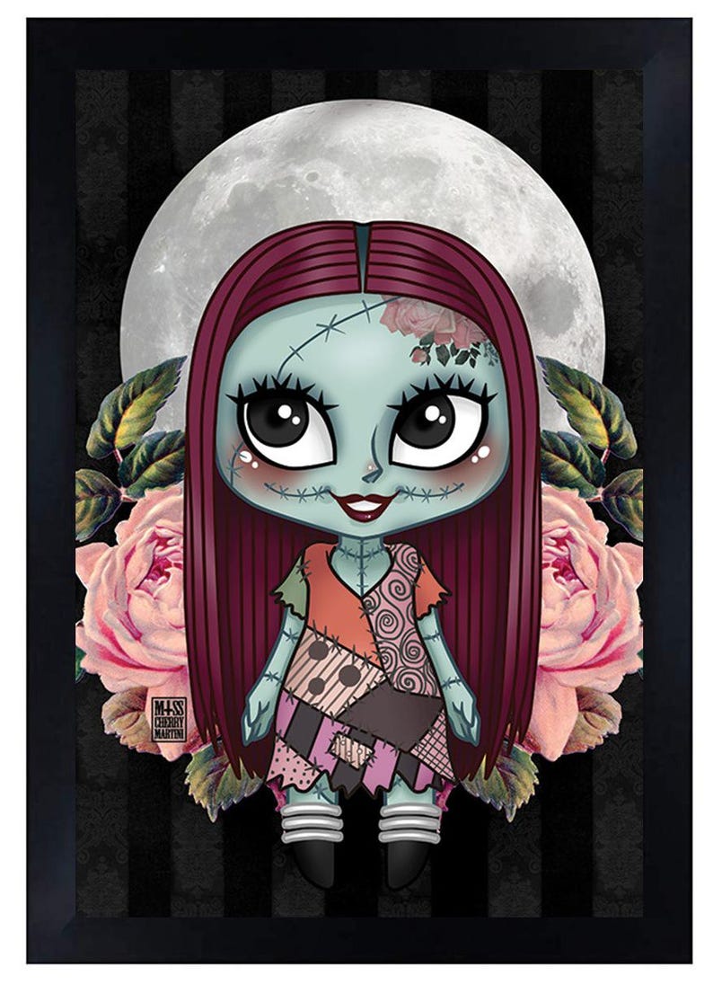 Pode incluir: Impress&atilde;o art&iacute;stica emoldurada com uma ilustra&ccedil;&atilde;o estilizada de um personagem semelhante a uma boneca com pele verde-azulado, tra&ccedil;os costurados e cabelo borgonha longo. O personagem usa um vestido de retalhos.