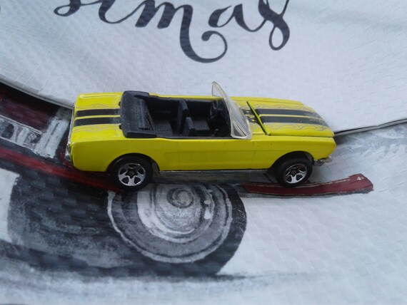 yellow hot wheels car