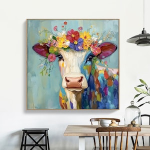 Puede incluir: Un colorido retrato de una vaca con una corona floral. La obra de arte presenta una vaca con una cara blanca, una nariz rosa y una vibrante gama de colores en su cuerpo. La vaca está adornada con una corona de flores coloridas, sobre un fondo azul claro.