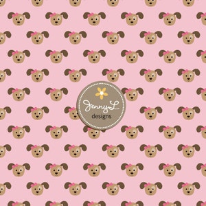 Peut inclure: Un fond rose avec un motif r&eacute;p&eacute;t&eacute; de visages de chiots bruns avec des n&oelig;uds roses. Au centre du motif se trouve un cercle brun avec une fleur blanche et le texte "Jenny L designs".