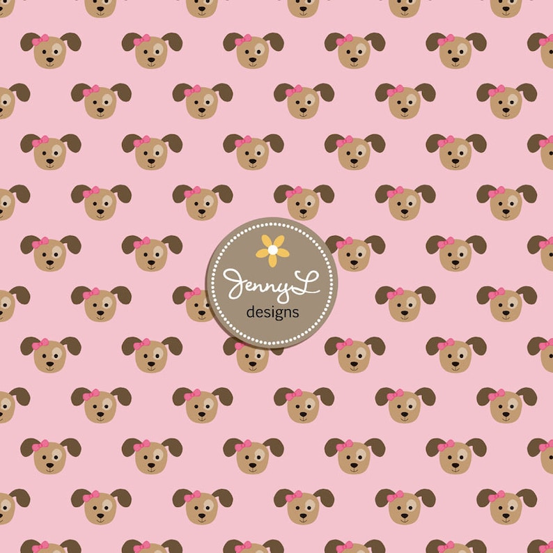 Peut inclure: Un fond rose avec un motif r&eacute;p&eacute;t&eacute; de visages de chiots bruns avec des n&oelig;uds roses. Au centre du motif se trouve un cercle brun avec une fleur blanche et le texte "Jenny L designs".