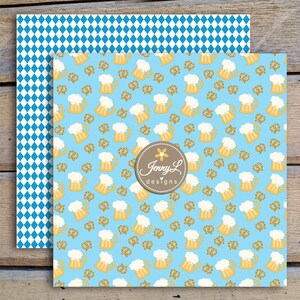 Puede incluir: Un patr&oacute;n de cuadros azul y blanco y un fondo azul claro con un patr&oacute;n repetido de jarras de cerveza amarillas y pretzels marrones. El texto "Jenny L designs" est&aacute; en un c&iacute;rculo marr&oacute;n con una flor blanca.