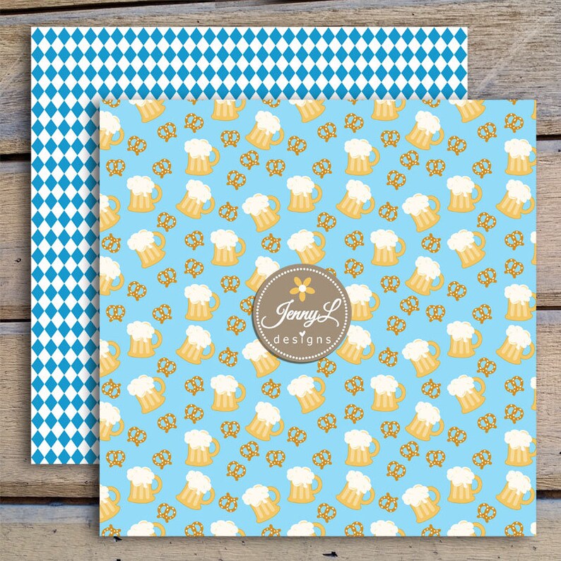 Puede incluir: Un patr&oacute;n de cuadros azul y blanco y un fondo azul claro con un patr&oacute;n repetido de jarras de cerveza amarillas y pretzels marrones. El texto "Jenny L designs" est&aacute; en un c&iacute;rculo marr&oacute;n con una flor blanca.