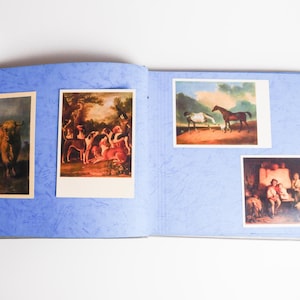 Álbum de fotos vintage repleto de cartões postais de arte vintage, muitos cartões postais
