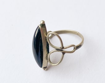 Vintage verzilverde metalen filigraan, met zwarte plastic cabochon, steen, retro kostuumsieraden