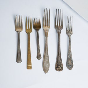 Set von 6 verschiedenen Vintage Metall Gabeln, Jugendstil Dekor