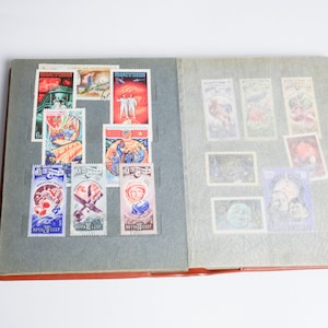 Album vintage da 85 pezzi con molti francobolli d'epoca, programma spaziale sovietico, satellite, razzo spaziale, astronauta, Gagarin