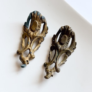 Set di 2 ornamenti angolari per mobili in ottone anticato, applicazioni rococò