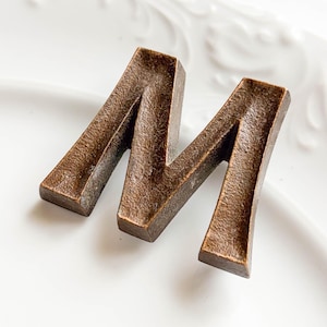 Vintage massiv mässingsbokstav M/W, antikt monogram, väggdekor
