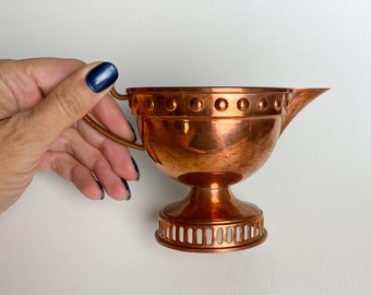 Antiguo vintage, metal, limpiador de cobre, olla para salsa, tetera, cuenco con asa de metal, decoración antigua para el hogar de la cocina.