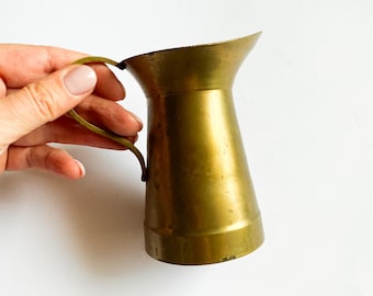 Jarra pequeña vintage de latón de 10 cm, estilo europeo.