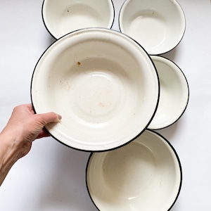 5er Set Antike Vintage Emaille Metallschüsseln 1960er Jahre Rustikales Küchengeschirr, Wohndekor, Rustikales Geschirr zum Kochen