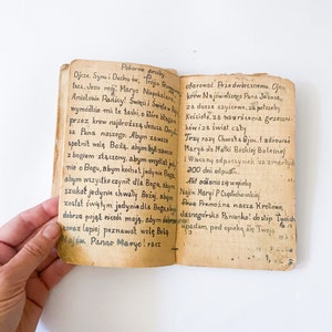 Antiek boek, religieus katholiek boek in het Pools, verzameling katholieke gebeden, handgeschreven tekst, origineel patina, kortstondige papieren