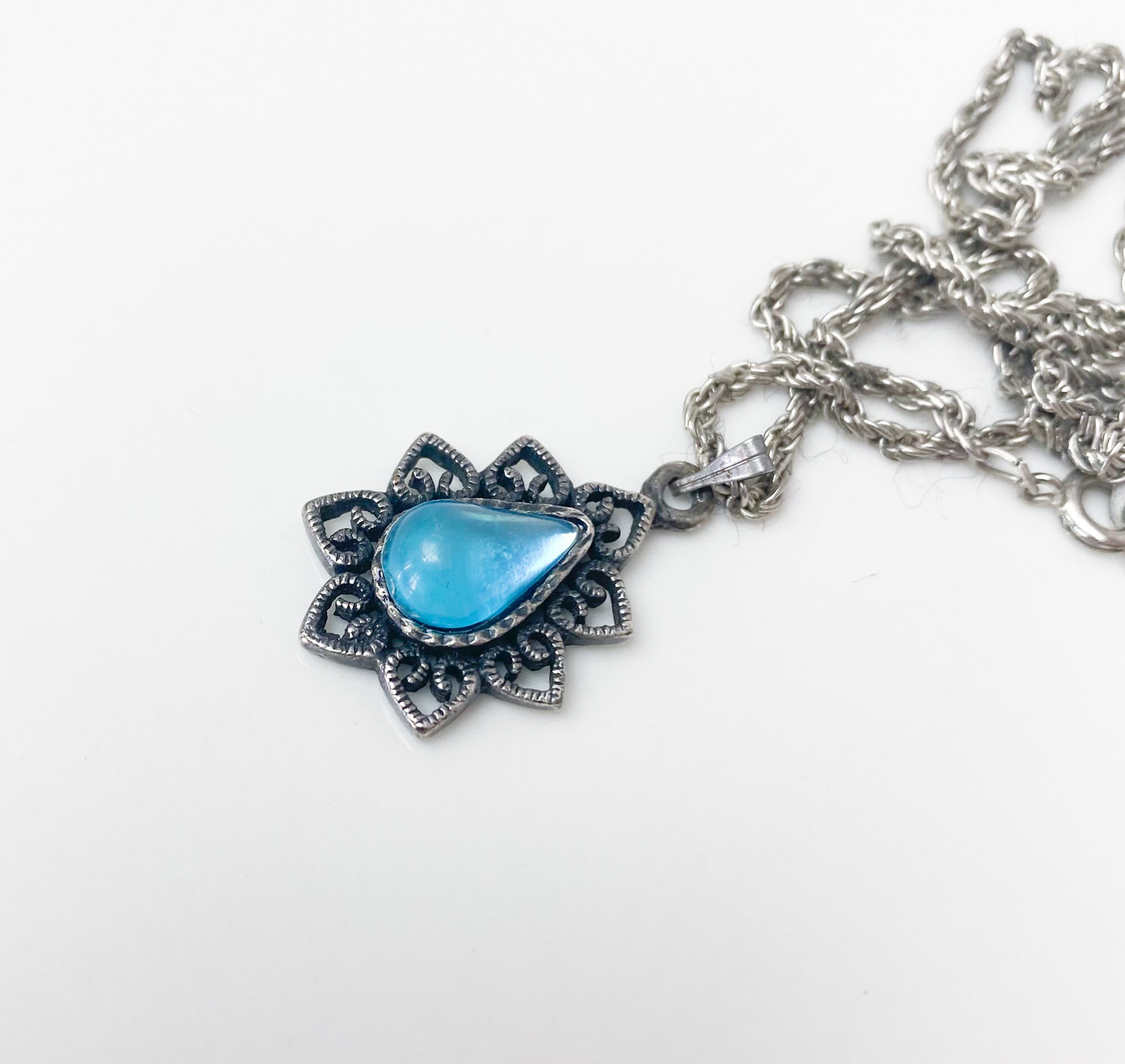 Collier Vintage Filigrane Argent Avec Cabochon Vert Aventurine - Bijou Ancien Style Coeur - Occasion Très Bon état