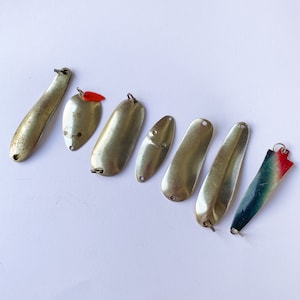 Set von 7 antiken, Vintage Metall Angellöffel Köder locken, Anhänger, Charme, alte dunkle Patina