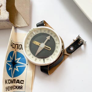 Vintage hand compass in original carton box, original vintage 1970 plastic box and glass, newer used