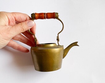 Théière miniature en laiton vintage avec manche en bois, décor rustique
